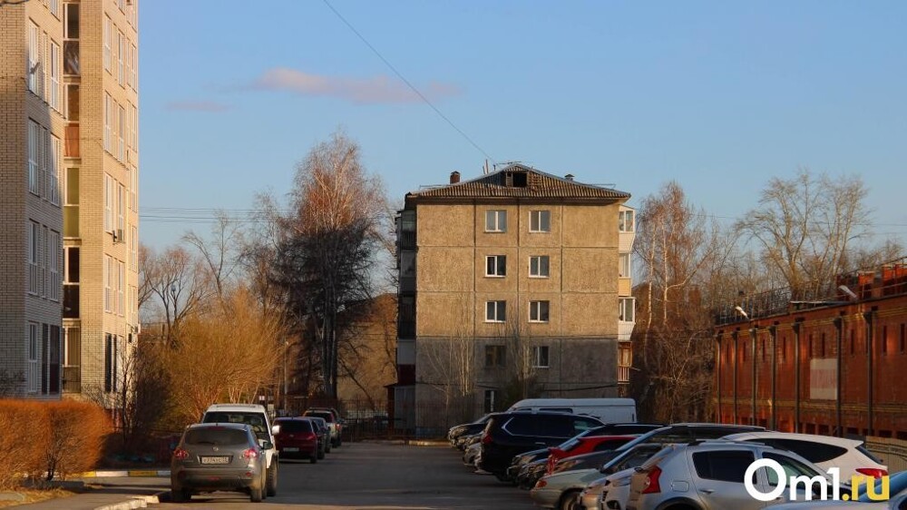 В многоквартирном доме в Омской области на жильцов упал потолок