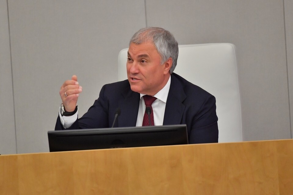 "Бросил родителей, предал Родину": в Госдуме предложили ограничить приём релокантов на госслужбу