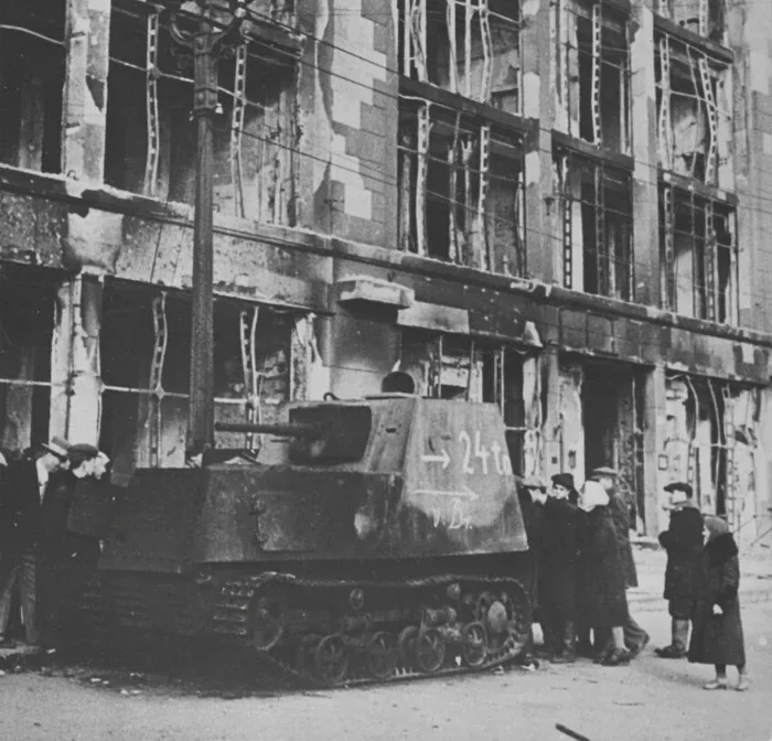 В бой идут принятые на вооружение трактора с пушками. Вынужденная мера 1941