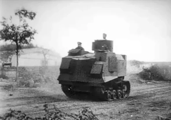 В бой идут принятые на вооружение трактора с пушками. Вынужденная мера 1941