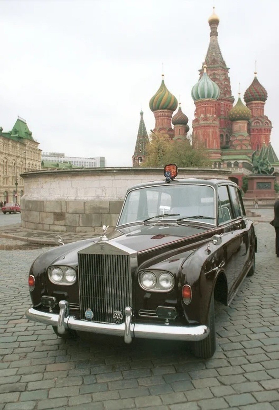 Автомобиль «Rolls-Royce Phantom VI» на Красной площади», на котором передвигалась королева Елизавета II по Москве, октябрь 1994 года.
