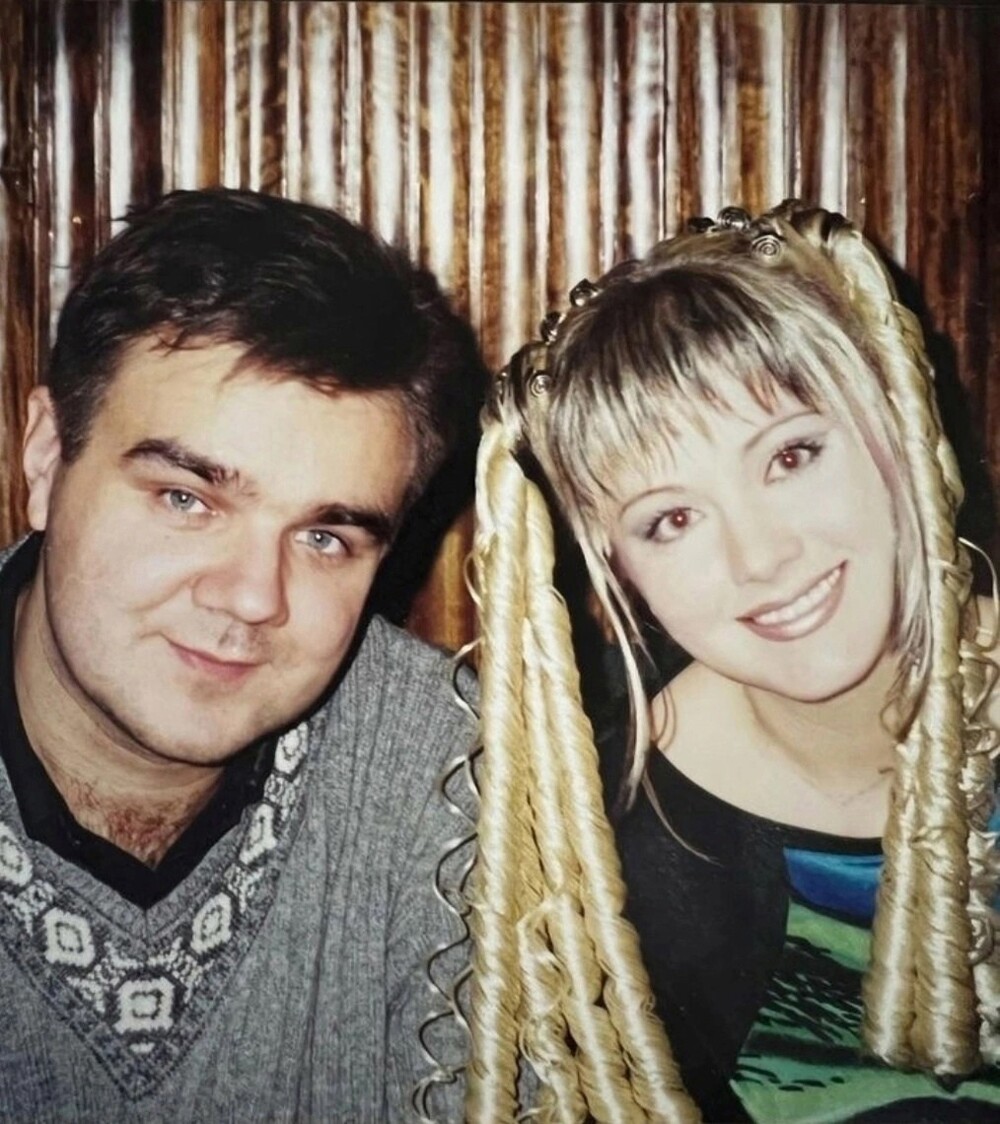 Натали со своим супругом Александром Рудиным в гримёрке пред концертом певицы, 1999 год.