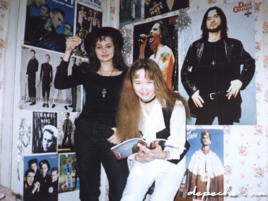 Фанатки группы «Depeche Mode» на фоне плакатов с группой