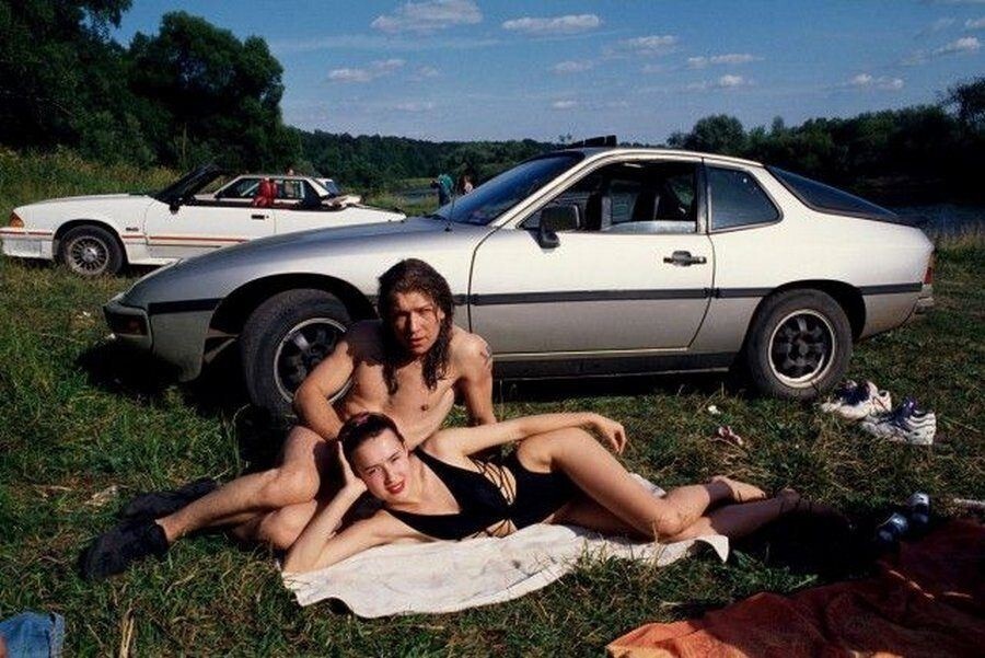 Отдыхающие на фоне Porsche 924