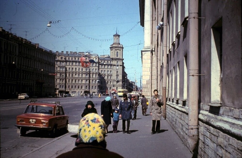 Весна на Измайловском проспекте. А чуть дальше, на Измайловском мосту, ещё и трамвай можно разглядеть.