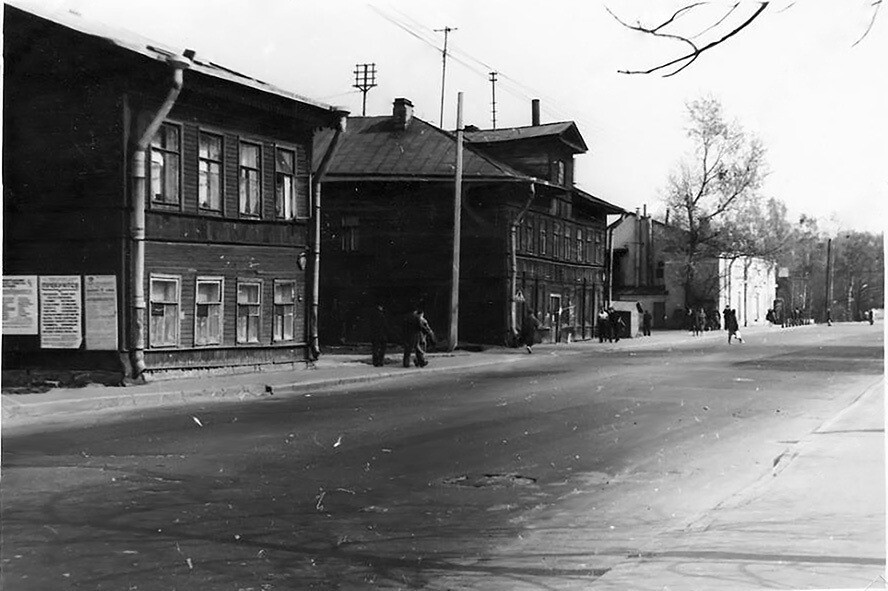 Старые деревянные дома на улице Коммуны в районе перекрёстка с Рябовским шоссе. До наших дней они не дожили.