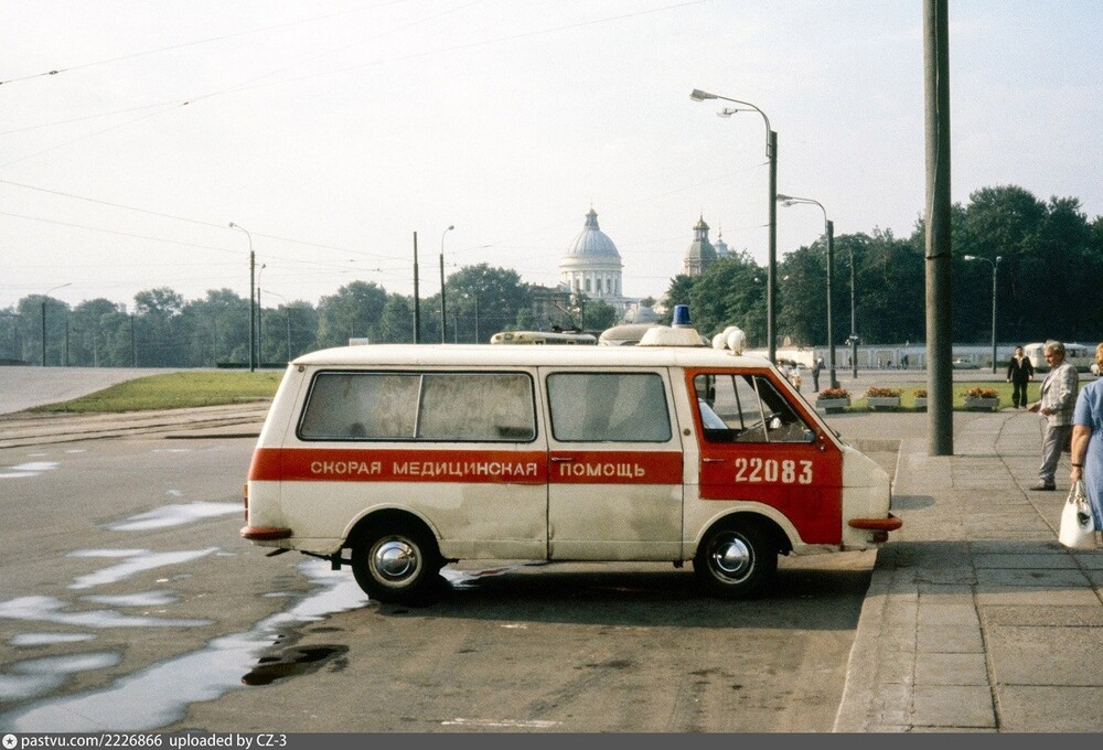 "Рафик" скорой помощи около гостиницы "Москва".