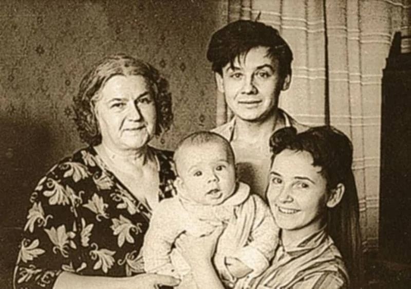 Олег Табаков с семьёй: мамой Марией Андреевной, женой Людмилой Крыловой и сыном Антоном.