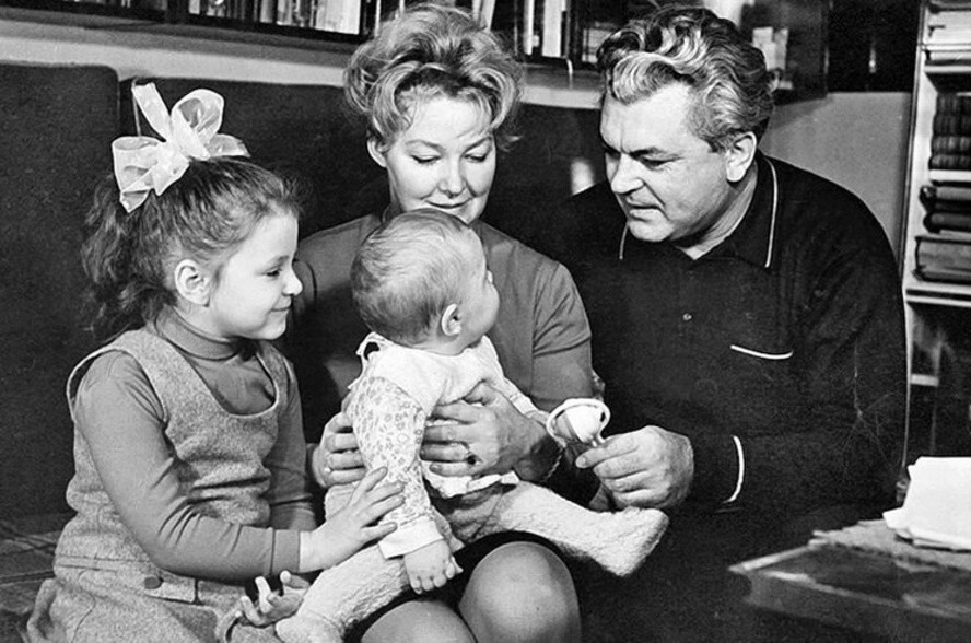 Сергей Бондарчук с семьёй: женой Ириной Скобцевой, старшей дочерью Аленой и младшим сыном Федором.