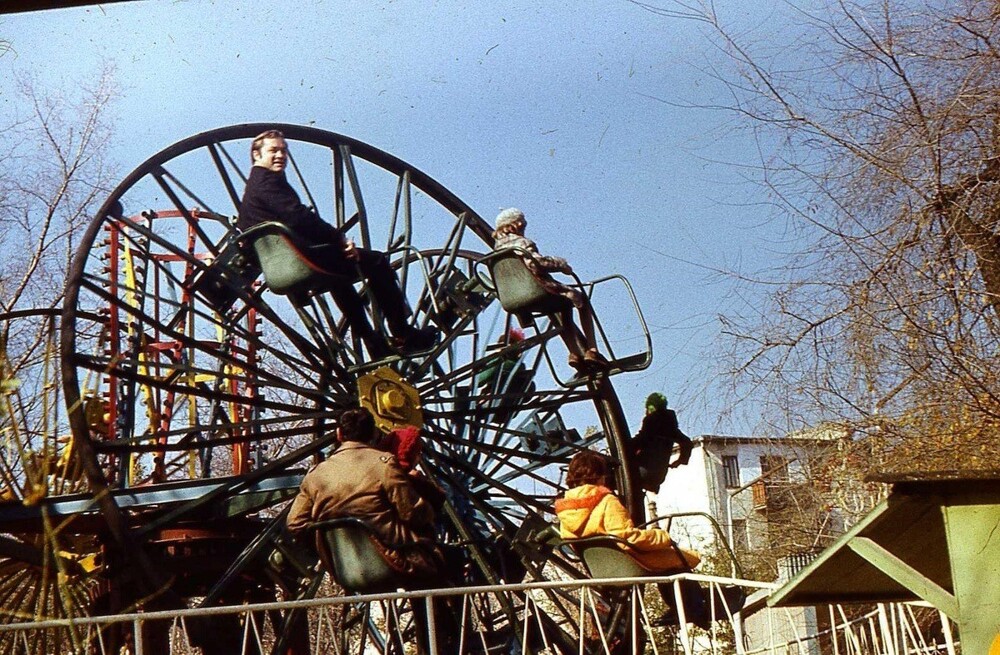 Карусель в парке в Керчи.