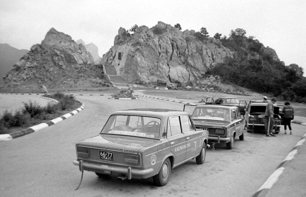 Переносимся на Ласпинский перевал. Автомобили из Казахстана участвуют в автопробеге по городам-героям СССР.