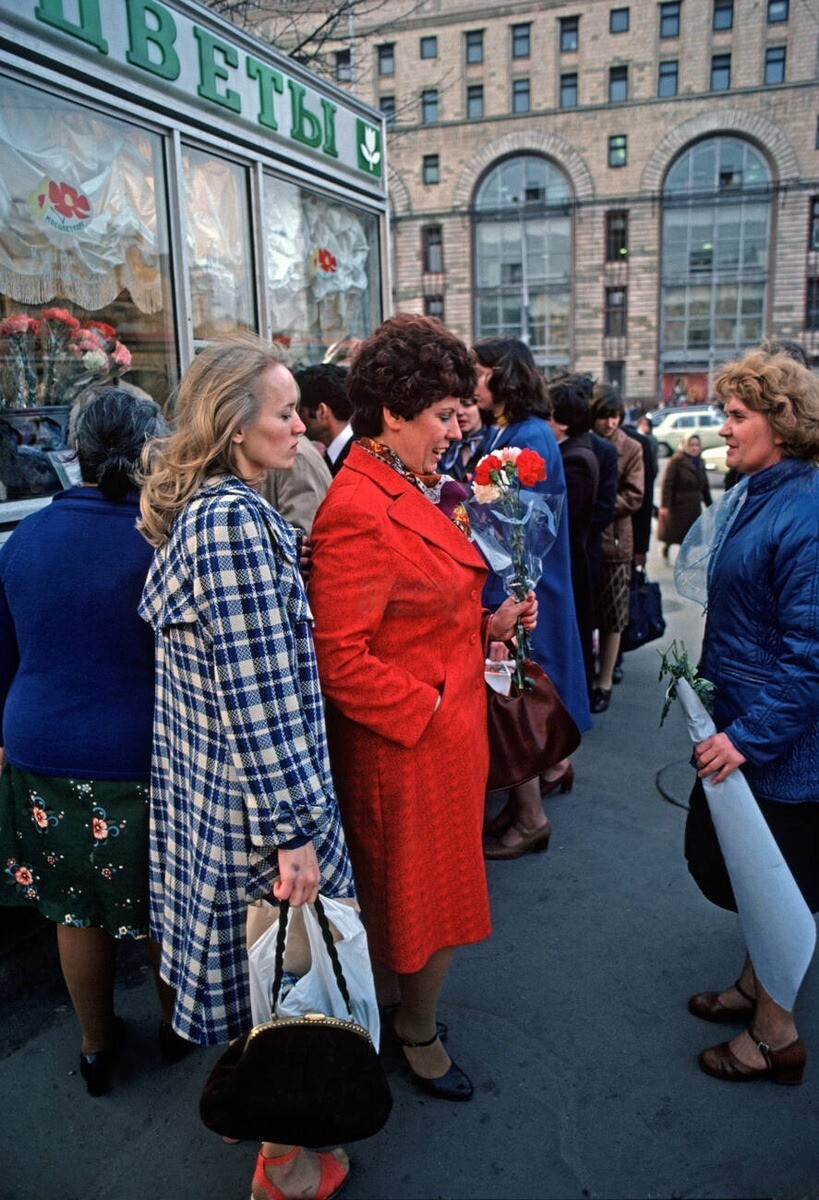 Москвичи на улице 25 Октября (современная Никольская улица). Чуть сзади видно здание "Детского мира".