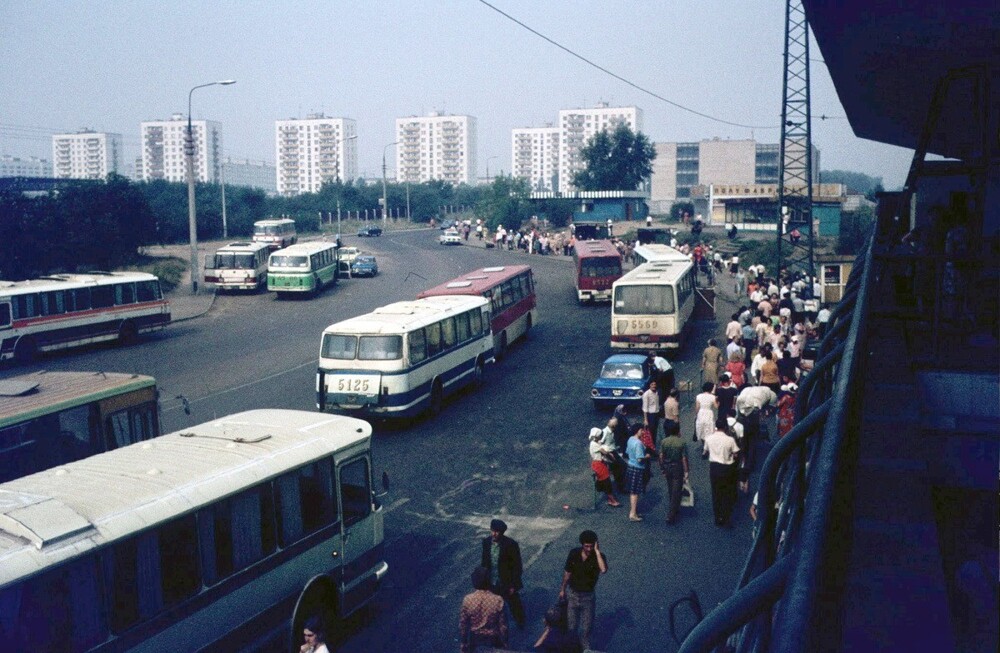 Тем временем обычная жизнь продолжается. Около станции метро "Ждановская" (современное "Выхино").