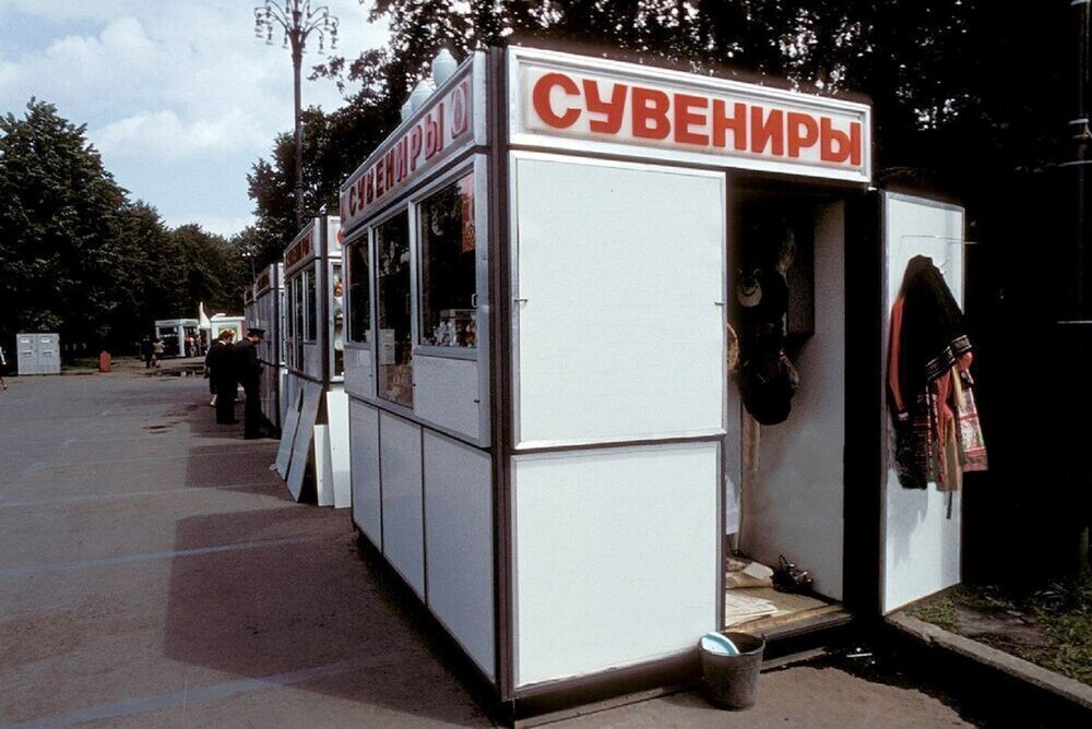 А так выглядели ларьки с сувенирами, поставленные специально к Олимпиаде.