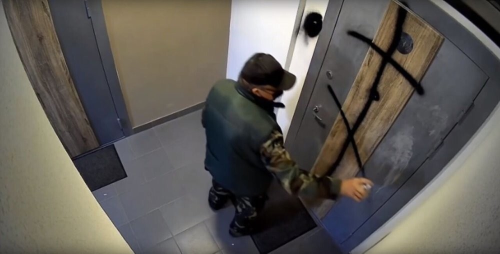 В Новосибирске мужик устроил ритуал с крестом и огнём для соседей
