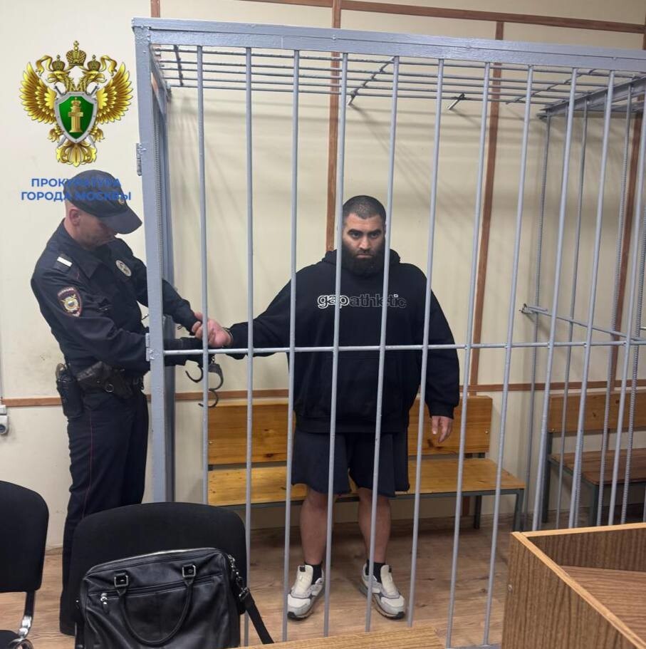 "Это говорит о том, какой он положительный человек": мать блогера Маркаряна принесла в суд его медали и грамоты