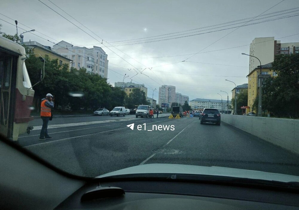 В Екатеринбурге трамвай соскочил с рельсов из-за заасфальтированных путей
