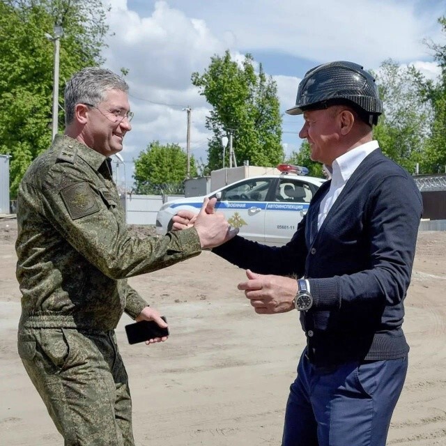 Вот они красавцы, Биба и Боба. Пилили на всем, от укреплений в Курской области (Роман Старовойт, на фото справа) до водовода "Дон-Донбасс" (Тимур Иванов, на фото слева)