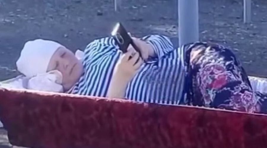 «Для вечной жизни»: пенсионерка устроила перформанс с гробом и яйцами