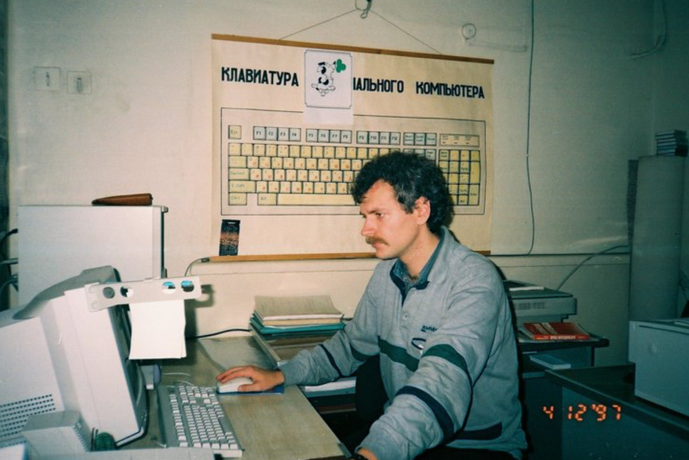 13. Еще один снимок с работы, правда в ночное время. Именно тогда я мог лично попользоваться ПК