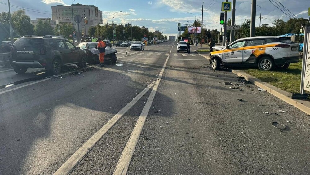 ДТП в Москве, Таксист выехал на встречку