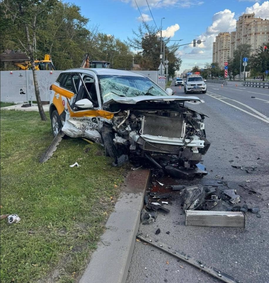 ДТП в Москве, Таксист выехал на встречку
