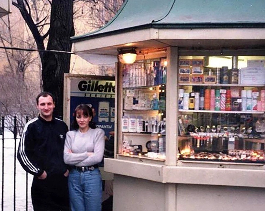 Предприниматели возле ларька. Россия, 1998 год