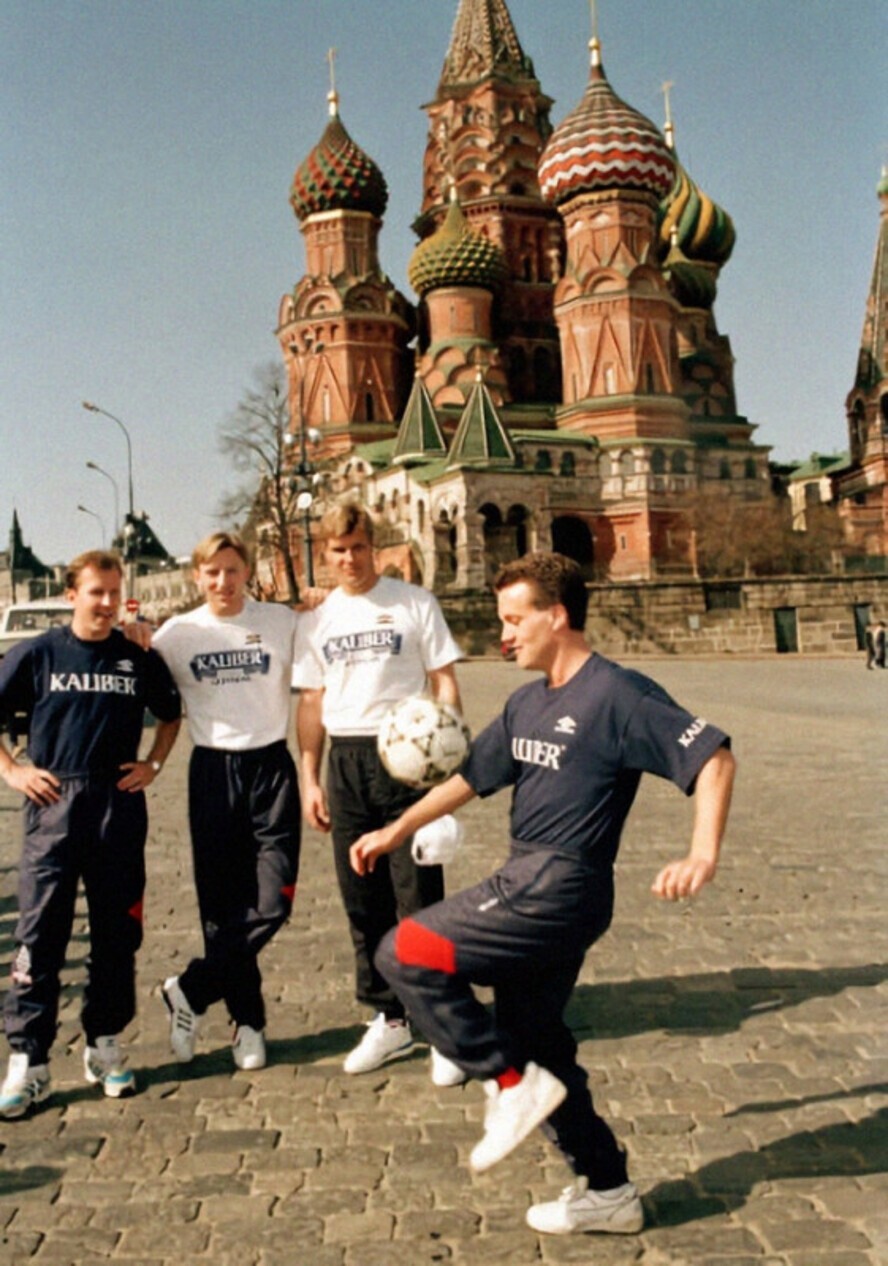 Футболисты сборной Англии на Красной площади в Москве, 28.04.1992 г. Через день состоялся матч СНГ - Англия со счетом - 2:2.
