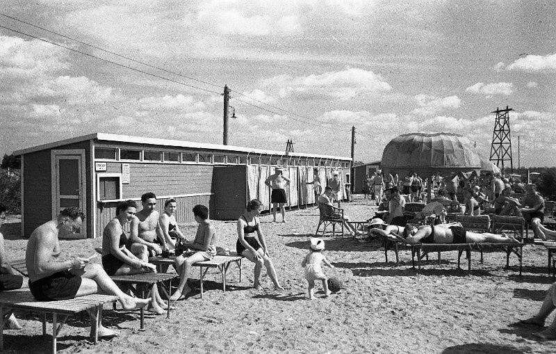 Московский пляж. 1955–1959 годы. Автор: Семен Мишин-Моргенштерн.