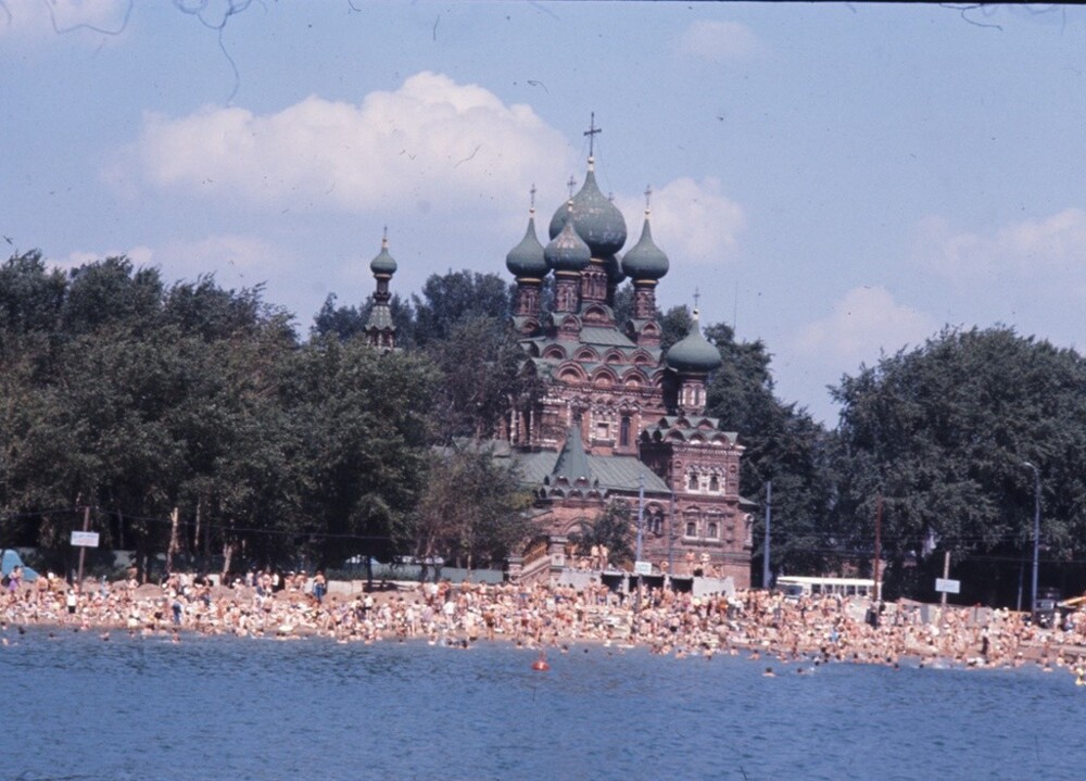 Тамара Андреевна Карлова на берегу канала имени Москвы. 1973–1977 годы. Автор: Владимир Карлов.