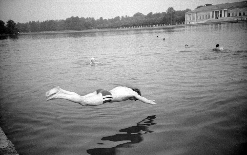 Прыжок. Лесопарк «Кусково». Июль 1987 года. Автор: Сергей Сухарев.