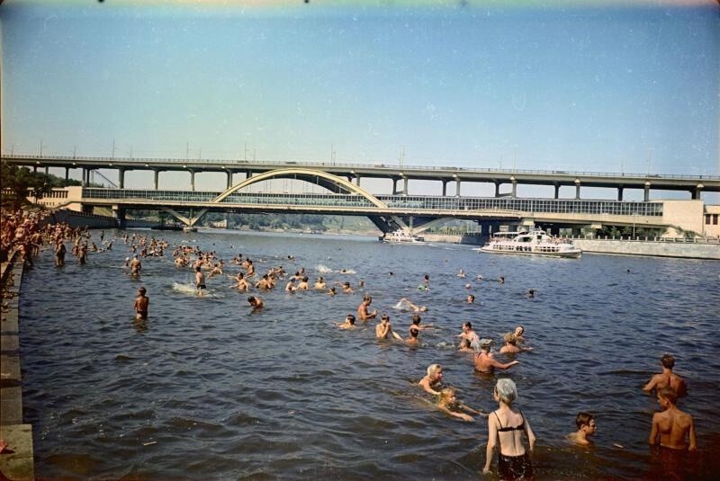 Вид на Москву-реку и Лужнецкий метромост. 1959–1965 годы. Автор: Иван Шагин.