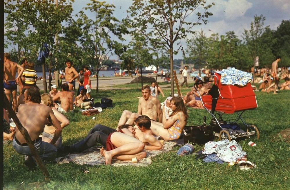 Пляж на Воробьевых горах. 1980-е. Автор: Николай Рахманов.