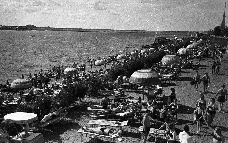 Пляж на берегу Химкинского водохранилища. 1955–1959 годы. Автор: Семен Мишин-Моргенштерн.