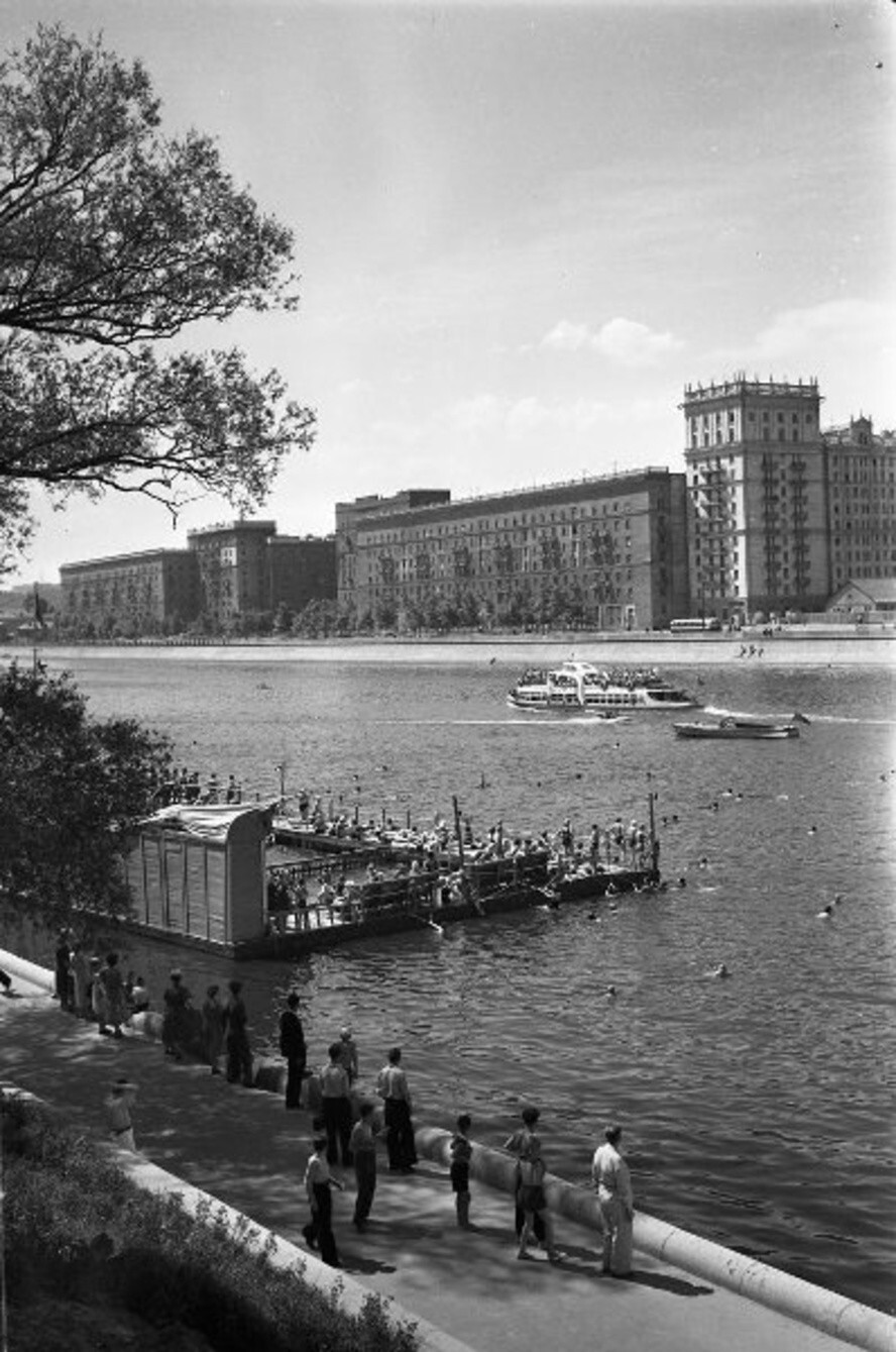 Вид на Фрунзенскую набережную. 1955–1959 годы. Автор: Иван Шагин.