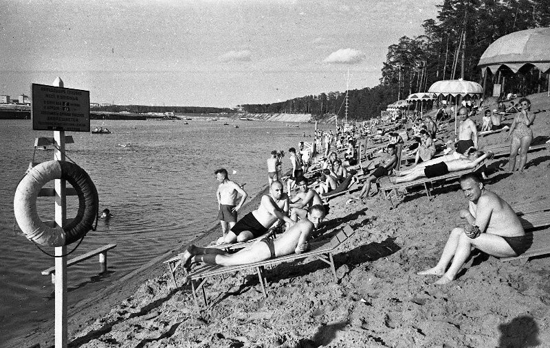 Пляж в Серебряном бору. 1955–1959 годы. Автор: Семен Мишин-Моргенштерн.