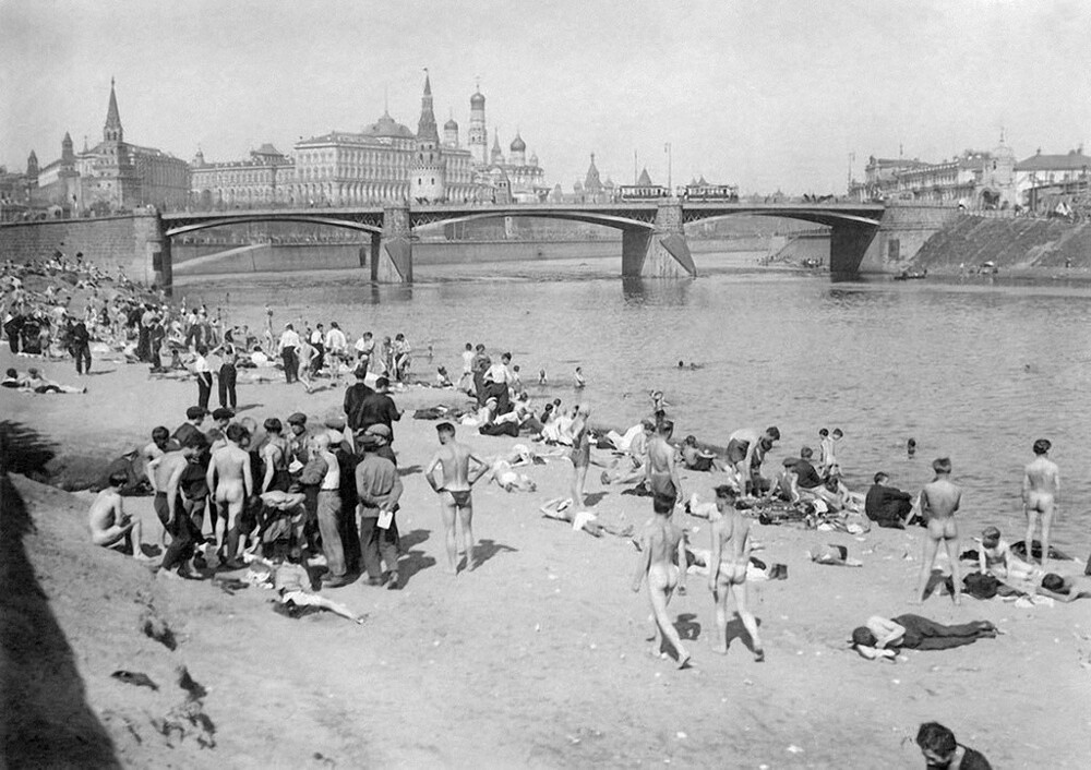Архив Leonoro Karel. «Обнаженные советские люди отдыхают на берегу Москвы реки». 1928 год.