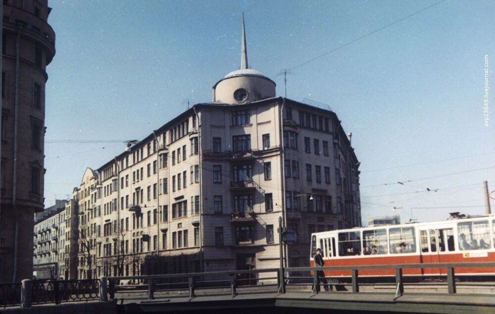 Карповский мост и проносящийся по нему трамвай.