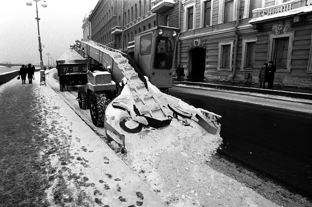 Вывоз снега с Дворцовой набережной.