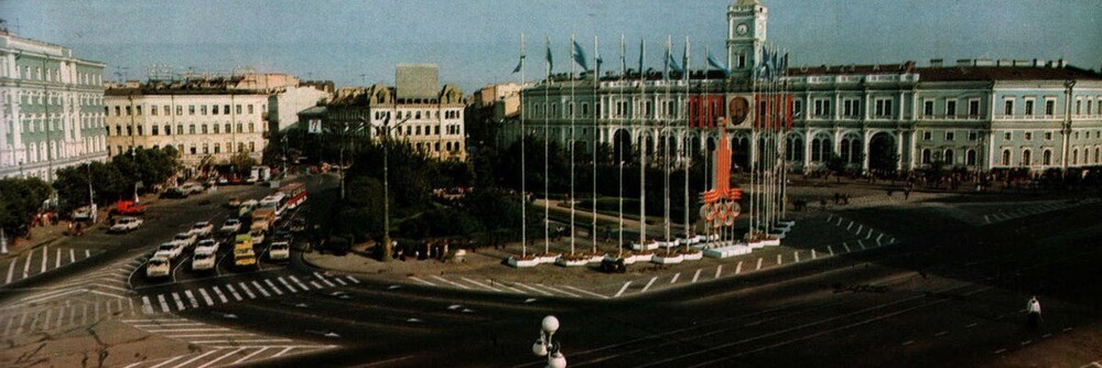 Площадь Восстания. Тогда в центре ещё был прекрасный сквер, в который легко можно было попасть по пешеходному переходу.