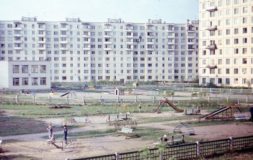Новые районы - дома как коробки. На фото - Комендантский аэродром, двор между Богатырским проспектом и проспектом Испытателей