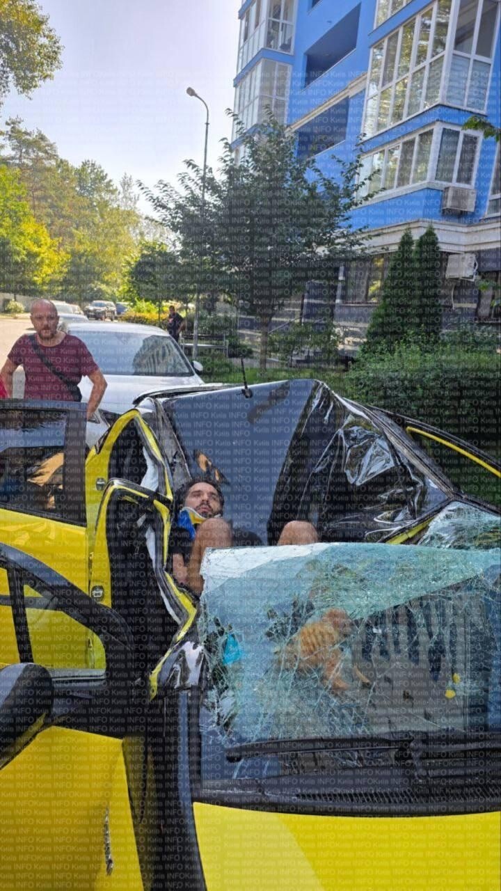 В Киеве мужчина упал с 19-го этажа на припаркованное авто и выжил, в ТЦК сказали десантником будет