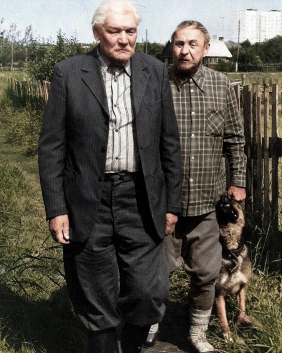 Всеволод Санаев, Борис Новиков и легендарный пёс Валет в фильме «Белые росы»