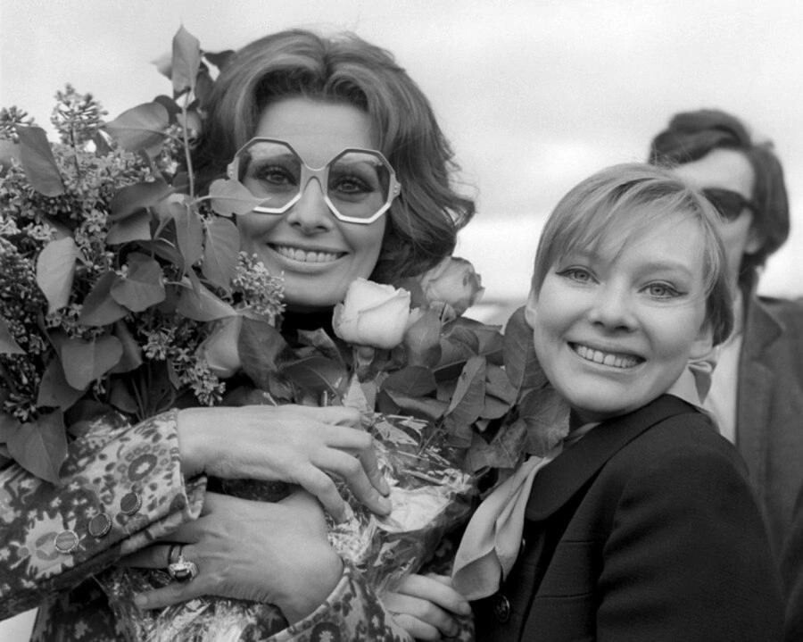 Софи Лорен и Людмила Савельева, 1970 год. Обе актрисы снимались в фильме «Подсолнухи», им достались главные роли в картине.