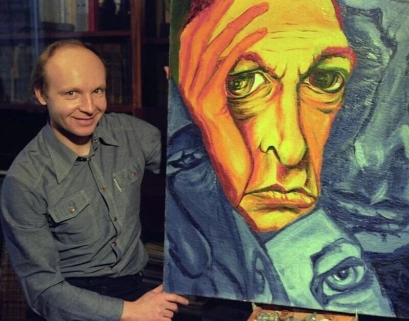 10.	Андрей Мягков у себя дома с картиной «Портрет Олега Ефремова», 1978 год.