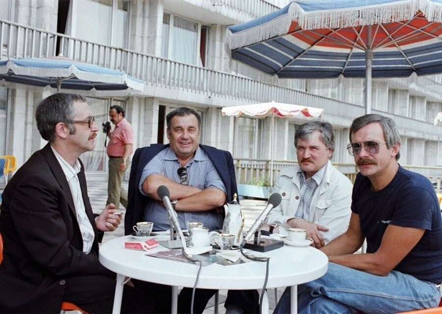 Василий Ливанов, Эльдар Рязанов, Игорь Масленников и Никита Михалков перед гостиницей "Россия".