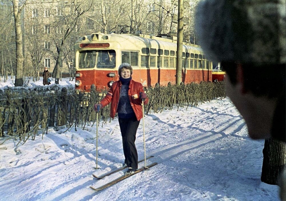 Катание на лыжах по улице Серпуховский вал. На заднем плане - дом номер 22.
