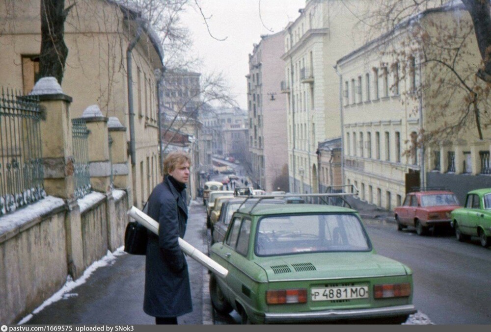 2-й Неглинный (ныне - Звонарский) переулок и студент МАРХИ на фоне зелёного "Запорожца".
