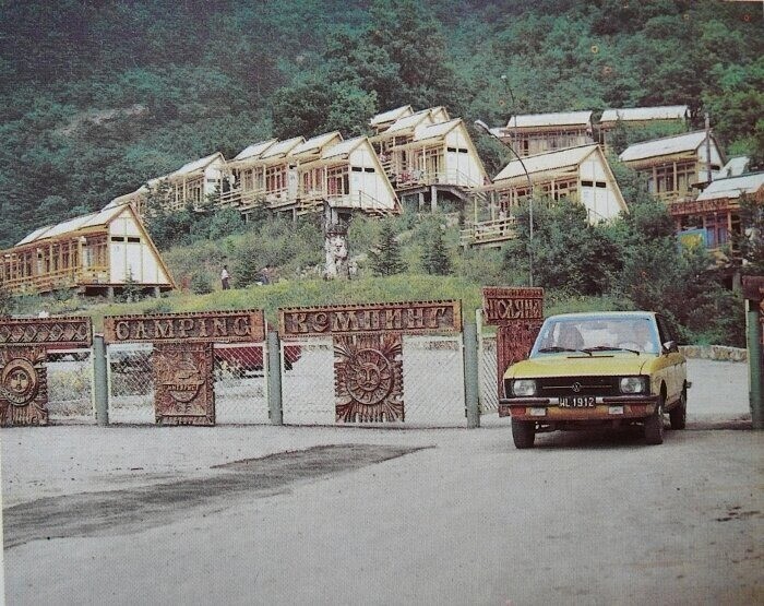 Австрийские туристы на своём автомобиле умудрились добраться до Крыма. На фото - кемпинг "Поляна сказок" в Ялте.