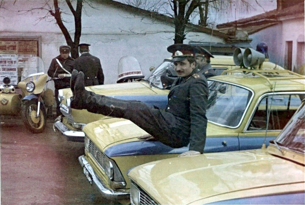 Сотрудник Евпаторийского ГАИ разминается, используя в качестве брусьев два "Москвича".